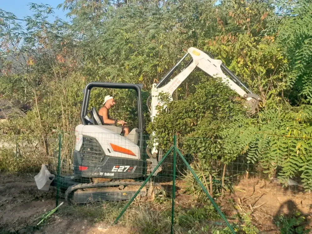 Débroussaillage et nettoyage de terrain avec mini-pelle pour préparation de chantier