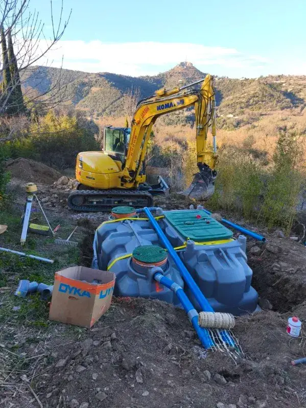 Installation d’une cuve d’assainissement individuel avec mini-pelle sur terrain en pente