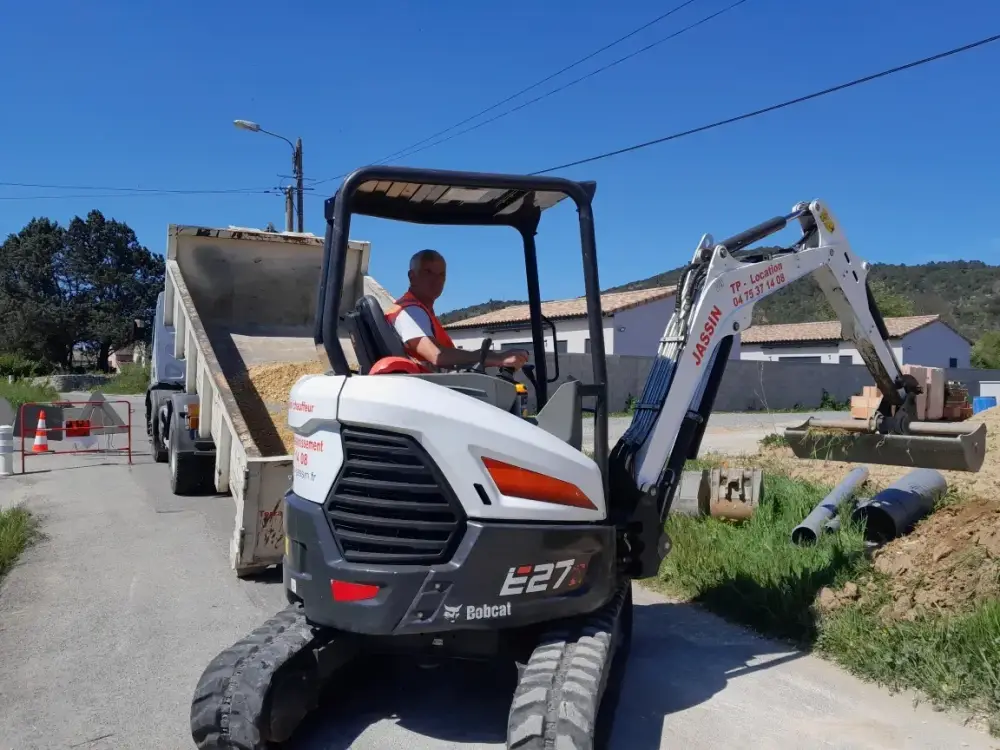 Mini-pelle Bobcat en intervention pour travaux de terrassement et évacuation des déblais