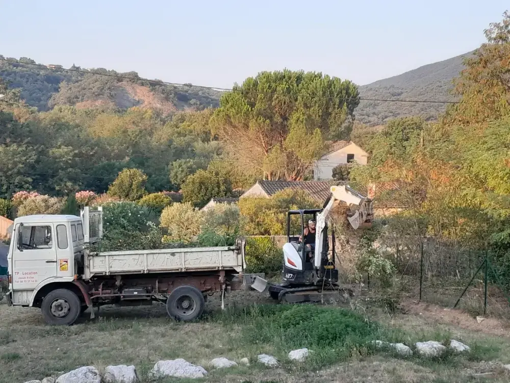 Travaux de terrassement pour raccordement et pose de gaines dans un jardin arboré